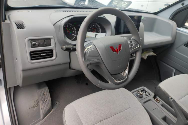 Used Wuling Yangguang 2024 300km Comfort Version with Sealed Windows 75kW Center Console