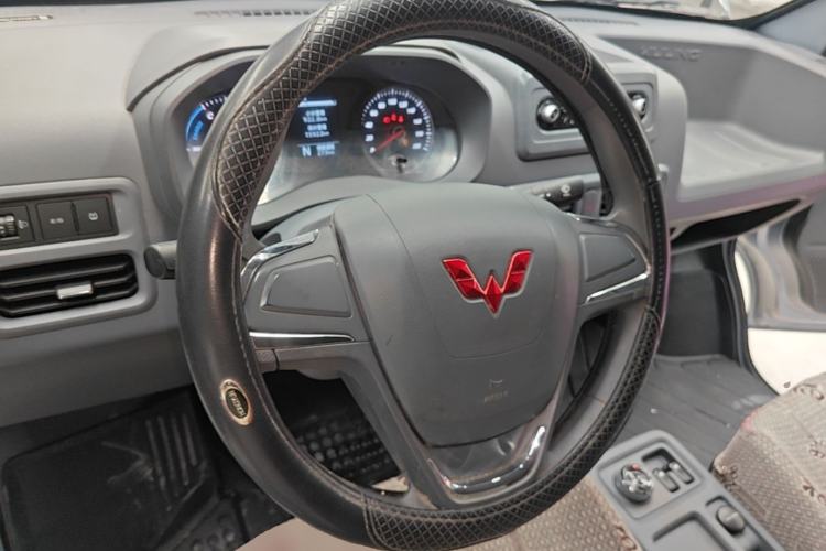 Used Wuling Yangguang 2024 300KM Comfort Version Passenger Van 75kW Center Console