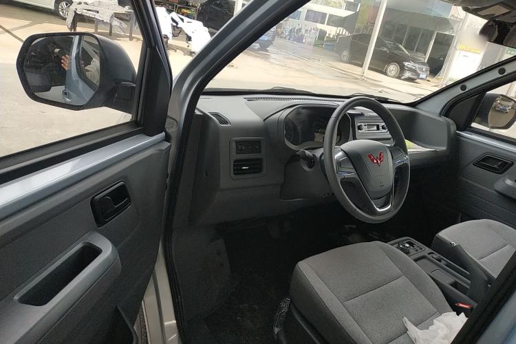 Used Wuling Yangguang 2024 300KM Comfort Version Passenger Van 75kW Driver Seat