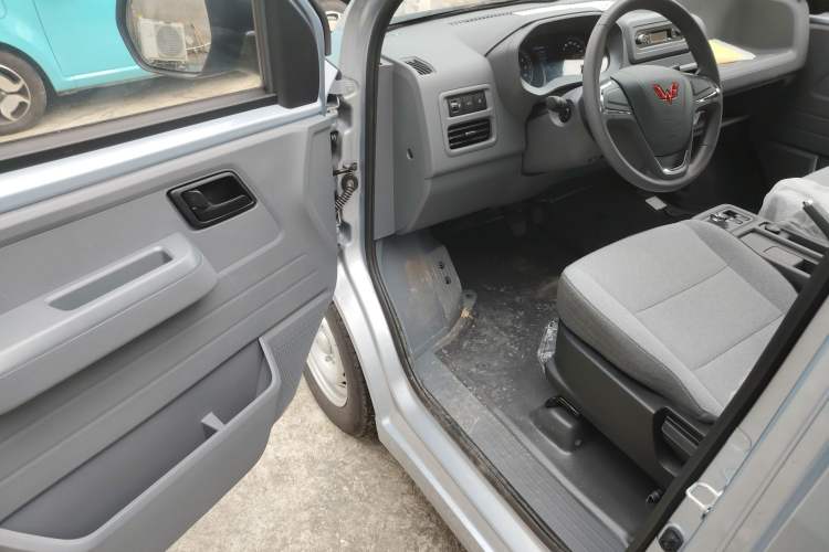 Used Wuling Yangguang 2024 300KM Comfort Version Passenger Van 75kW Driver Seat