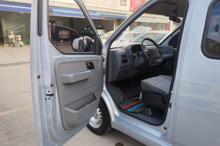 Used Wuling Yangguang 2024 300KM Comfort Version Passenger Van 75kW Driver Seat