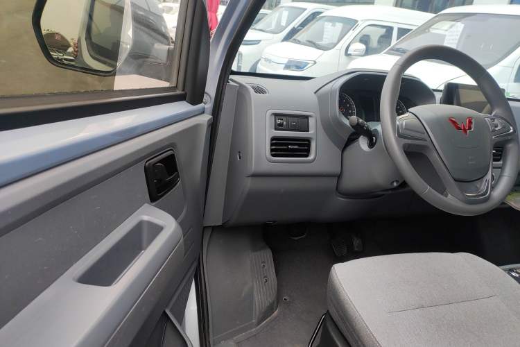 Used Wuling Yangguang 2024 300km Comfort Version with Sealed Windows 75kW Driver Seat