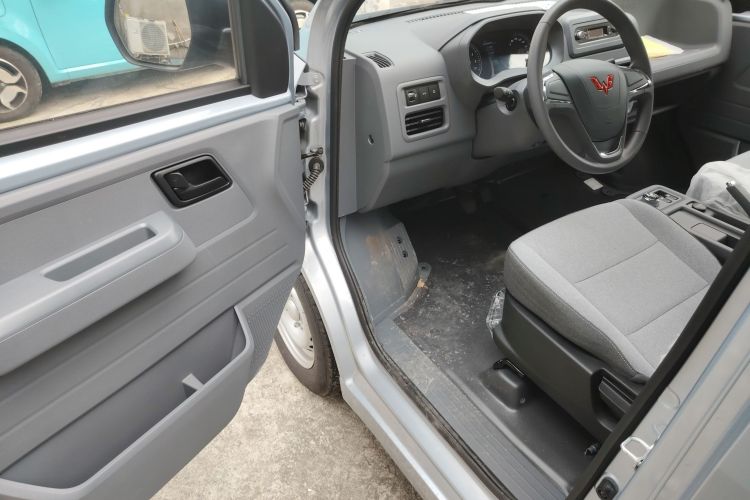 Used Wuling Yangguang 2024 300KM Comfort Version Passenger Van 75kW Driver Seat