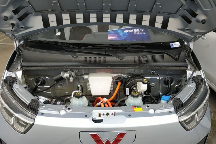 Used Wuling Yangguang 2024 300KM Comfort Version Passenger Van 75kW Engine Bay