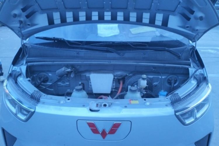 Used Wuling Yangguang 2024 300KM Comfort Version Passenger Van 75kW Engine Bay