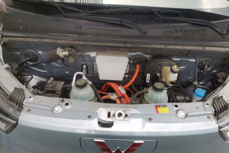 Used Wuling Yangguang 2024 300km Comfort Version with Sealed Windows 60kW Engine Bay