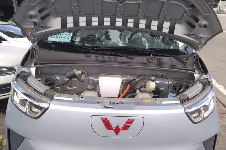 Used Wuling Yangguang 2024 300KM Comfort Version Passenger Van 75kW Engine Bay