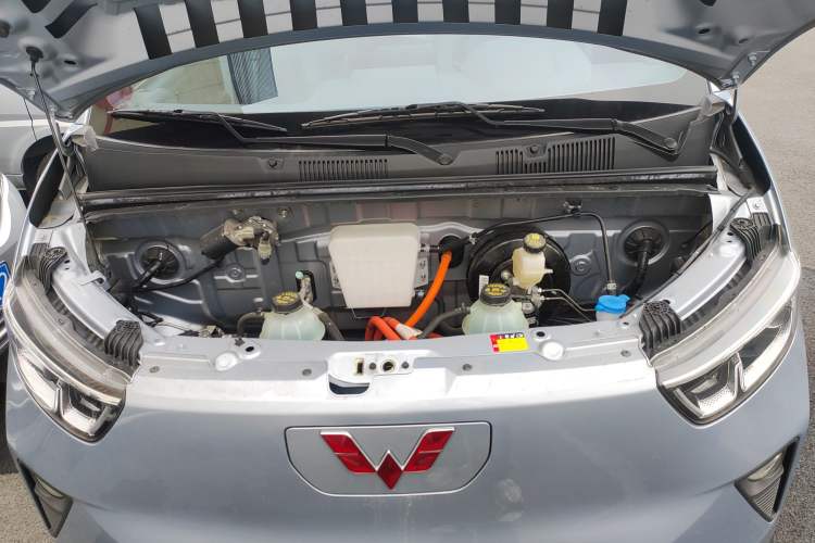 Used Wuling Yangguang 2024 300km Comfort Version with Sealed Windows 75kW Engine Bay