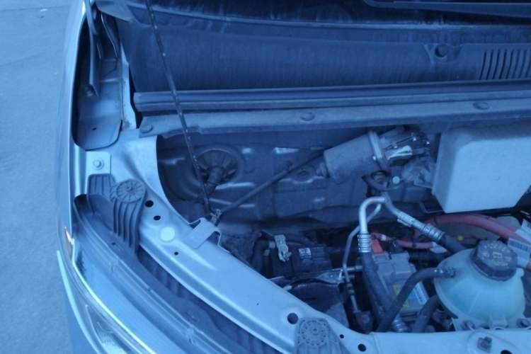 Used Wuling Yangguang 2024 300KM Comfort Version Passenger Van 75kW Engine Bay Right