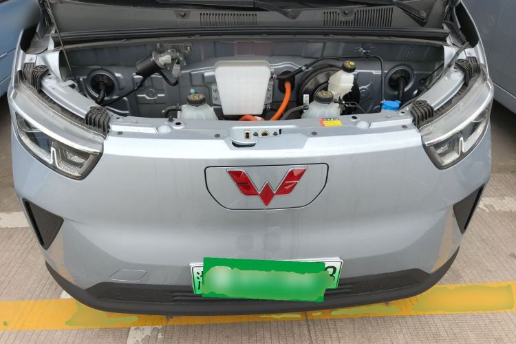 Used Wuling Yangguang 2024 300KM Comfort Version Passenger Van 75kW Engine Bay