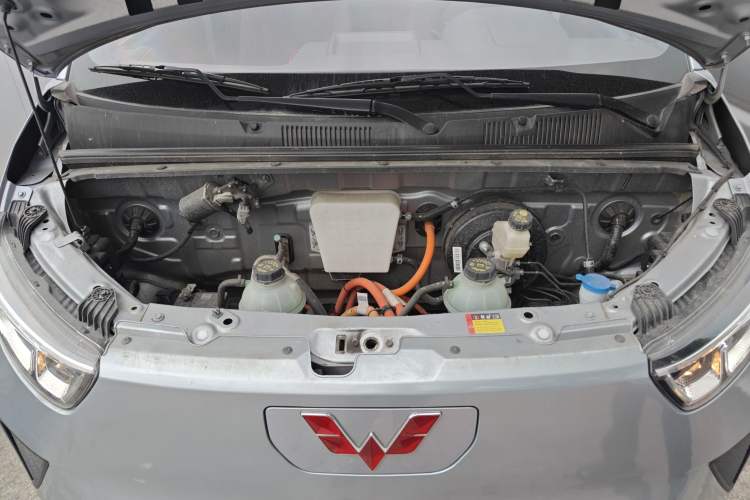 Used Wuling Yangguang 2024 300KM Comfort Version Passenger Van 75kW Engine Bay
