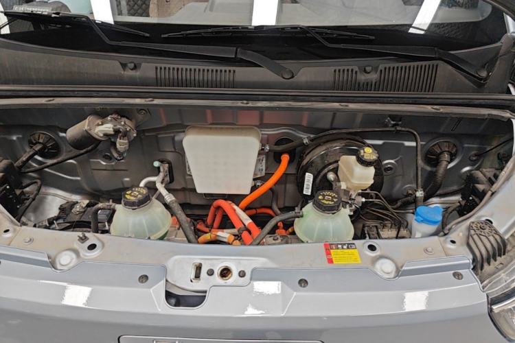 Used Wuling Yangguang 2024 300KM Comfort Version Passenger Van 75kW Engine Bay