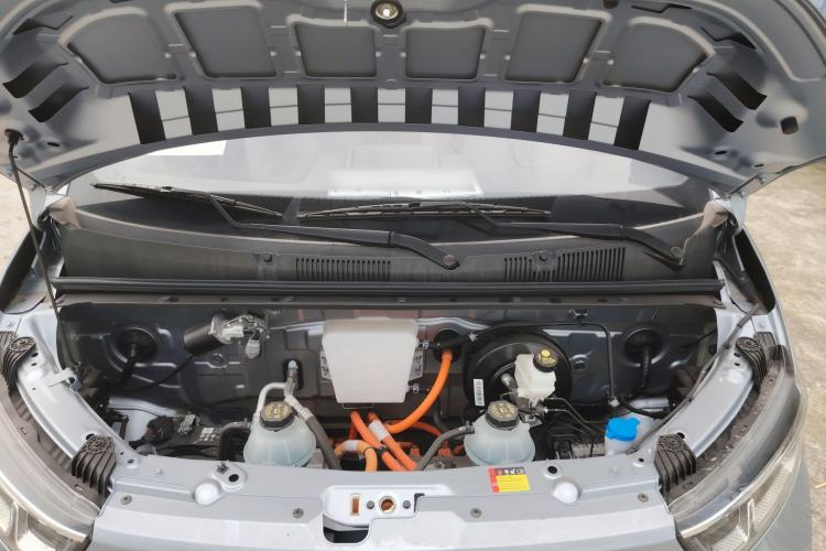 Used Wuling Yangguang 2024 300KM Comfort Version Passenger Van 75kW Engine Bay