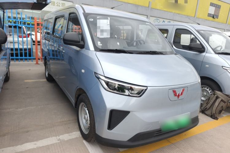 Used Wuling Yangguang 2024 300KM Comfort Version Passenger Van 75kW Exterior 1