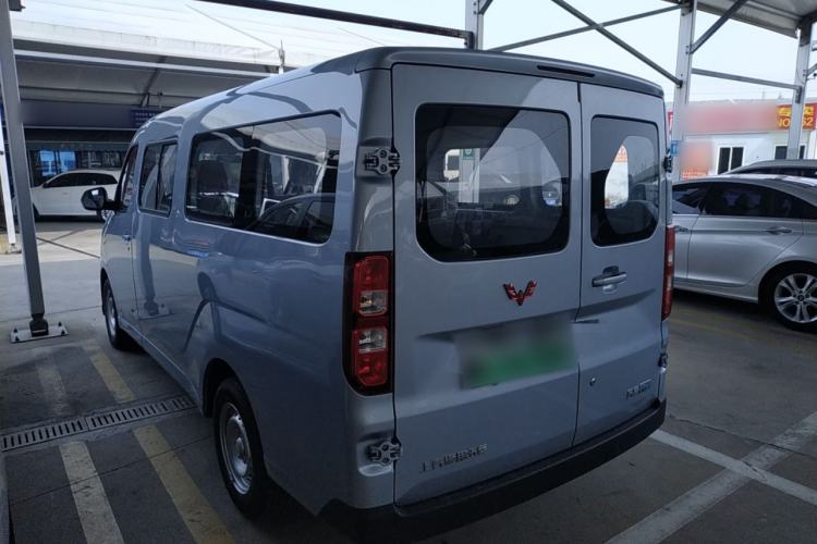 Used Wuling Yangguang 2024 300KM Comfort Version Passenger Van 75kW Exterior 2
