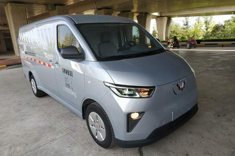 Used Wuling Yangguang 2024 300km Comfort Version with Sealed Windows 60kW Exterior 2
