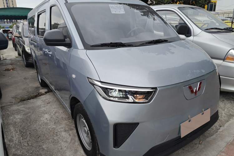 Used Wuling Yangguang 2024 300KM Comfort Version Passenger Van 75kW Exterior 2