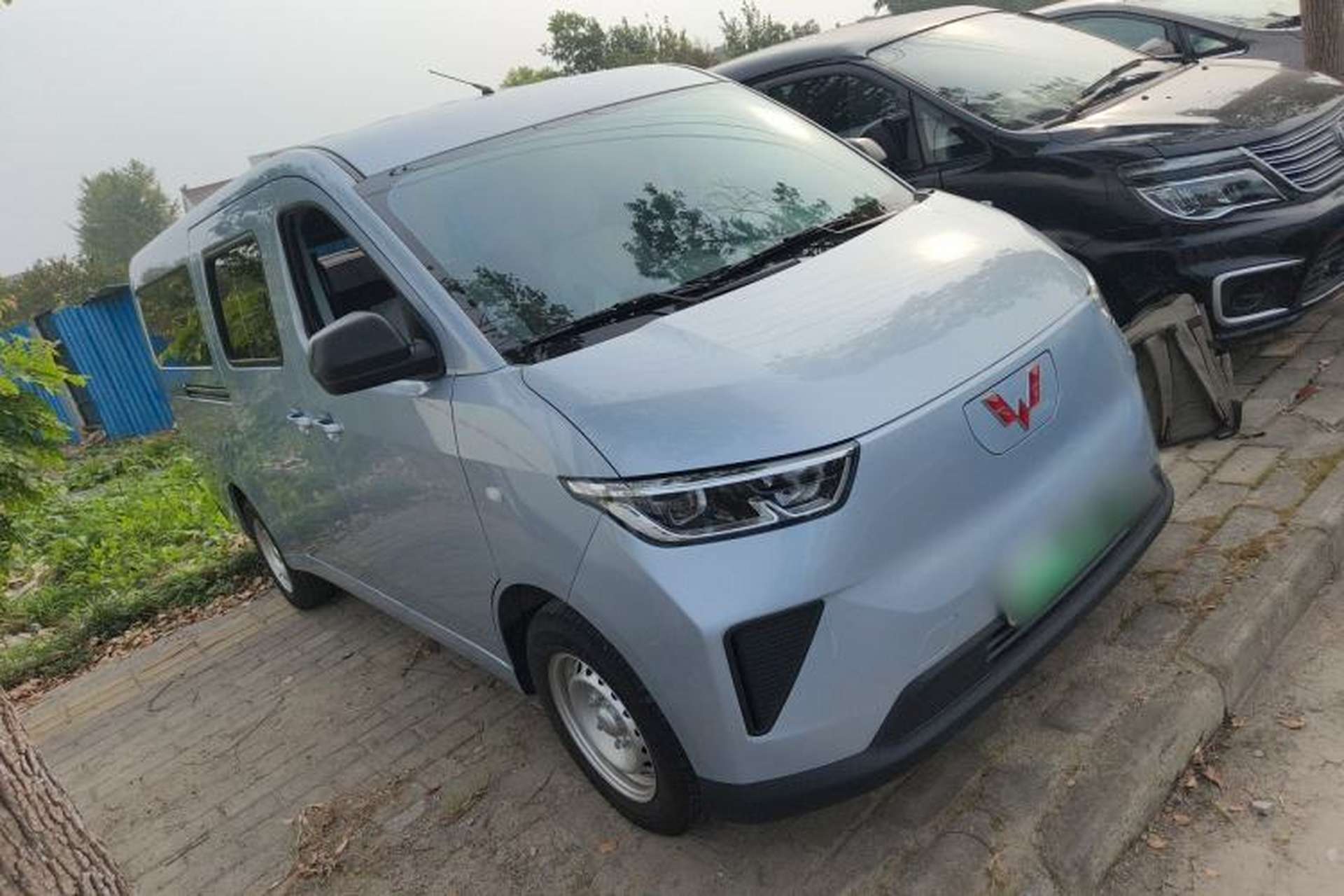 Used Wuling Yangguang 2024 300KM Comfort Version Passenger Van 75kW Exterior 2