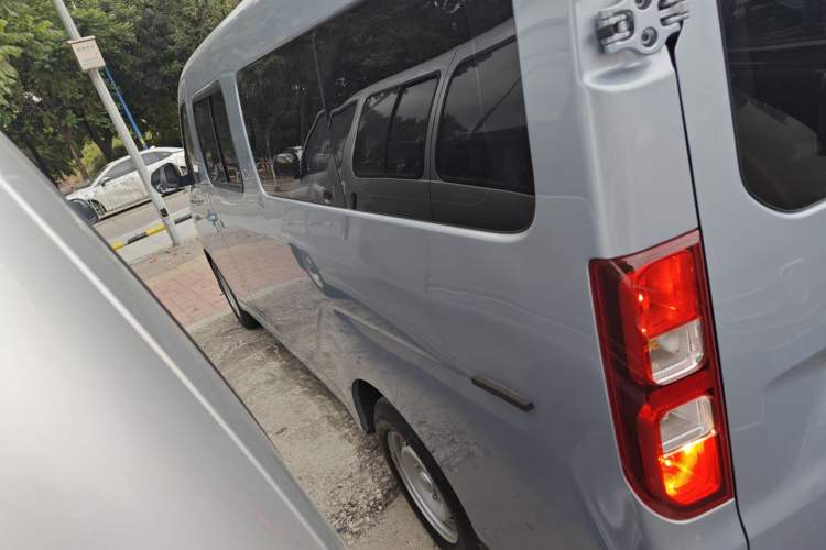 Used Wuling Yangguang 2024 300KM Comfort Version Passenger Van 75kW Exterior 3