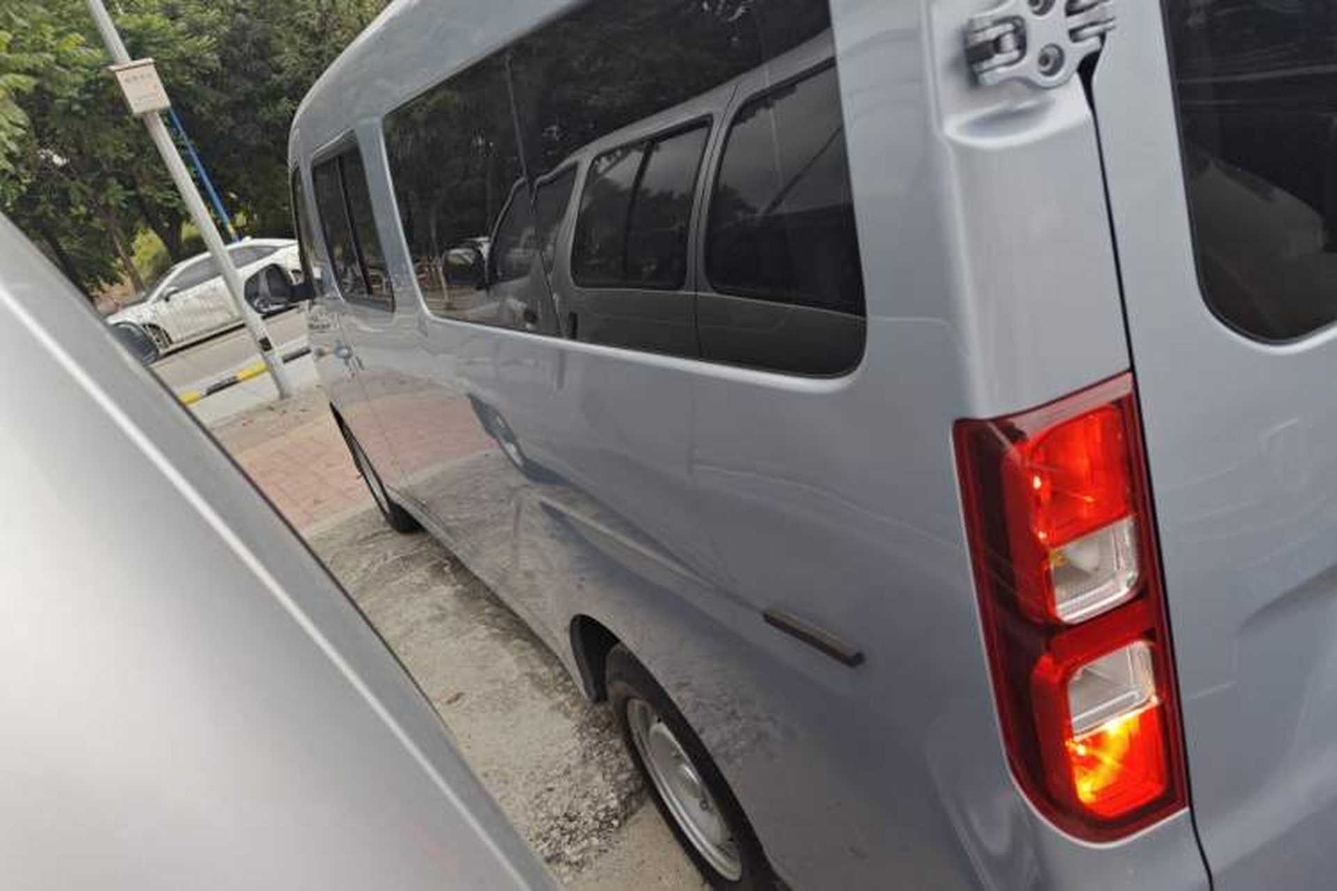 Used Wuling Yangguang 2024 300KM Comfort Version Passenger Van 75kW Exterior 3