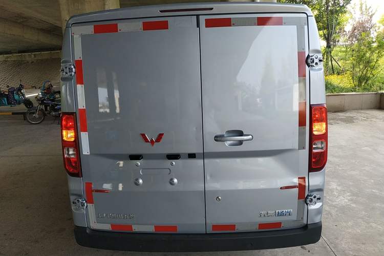 Used Wuling Yangguang 2024 300km Comfort Version with Sealed Windows 60kW Exterior 4