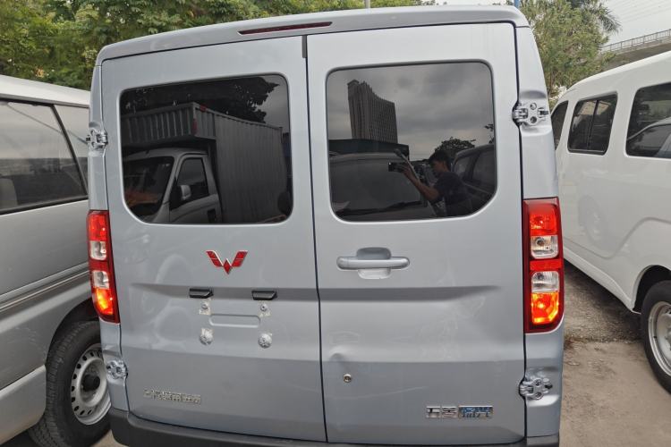 Used Wuling Yangguang 2024 300KM Comfort Version Passenger Van 75kW Exterior 4