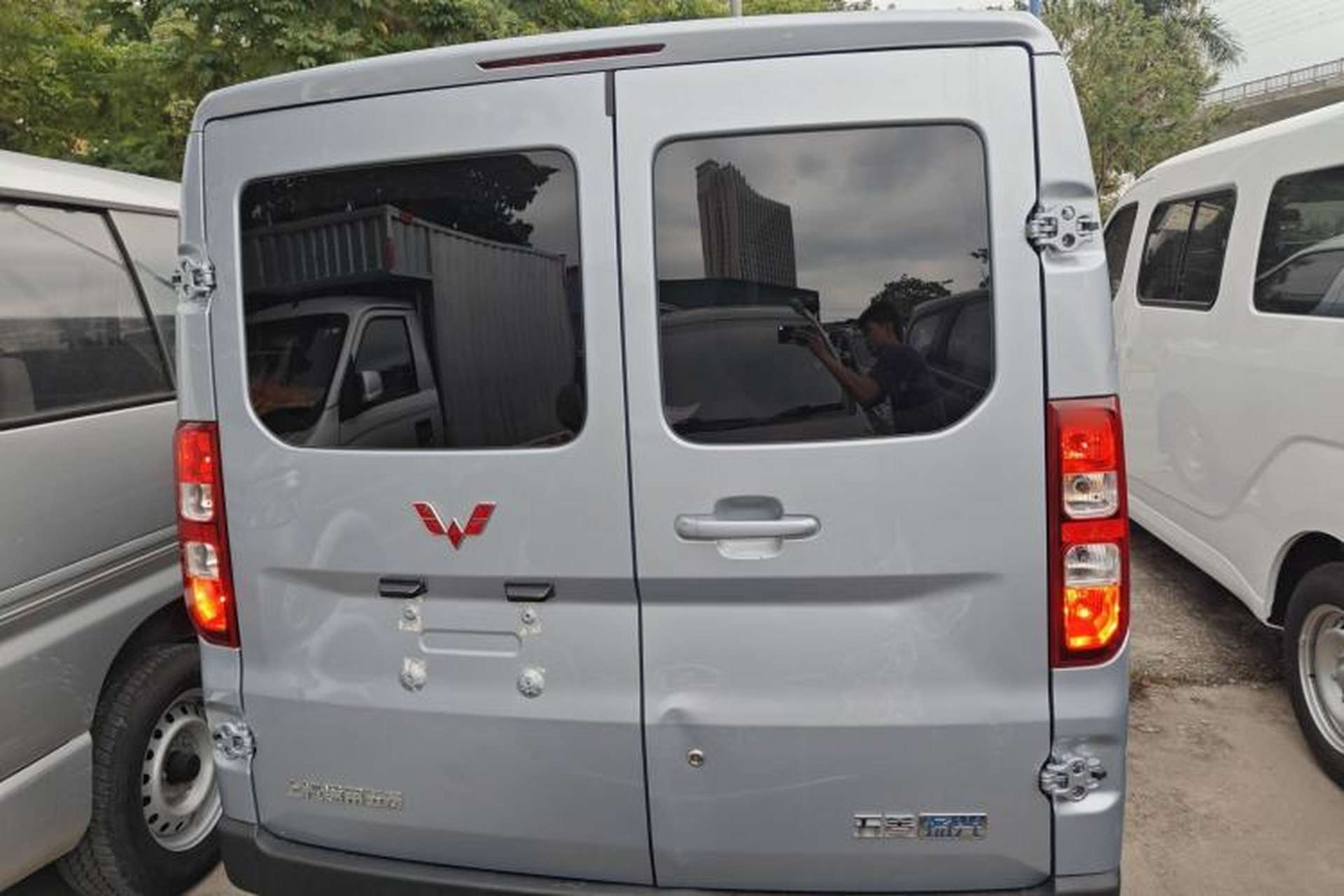 Used Wuling Yangguang 2024 300KM Comfort Version Passenger Van 75kW Exterior 4