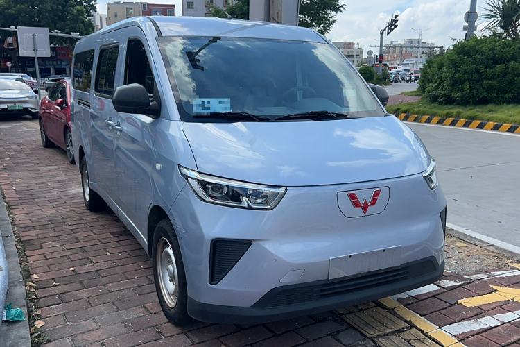 Used Wuling Yangguang 2024 300KM Comfort Version Passenger Van 75kW Exterior 5