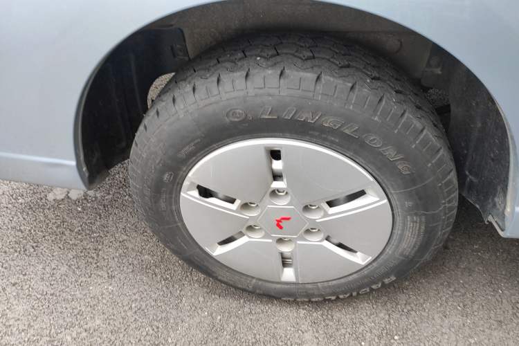 Used Wuling Yangguang 2024 300km Comfort Version with Sealed Windows 75kW Exterior 5