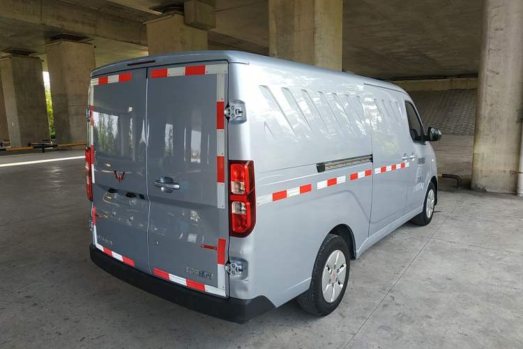 Used Wuling Yangguang 2024 300km Comfort Version with Sealed Windows 60kW Exterior 5