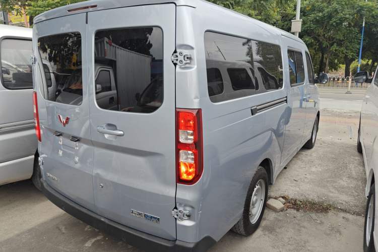 Used Wuling Yangguang 2024 300KM Comfort Version Passenger Van 75kW Exterior 5