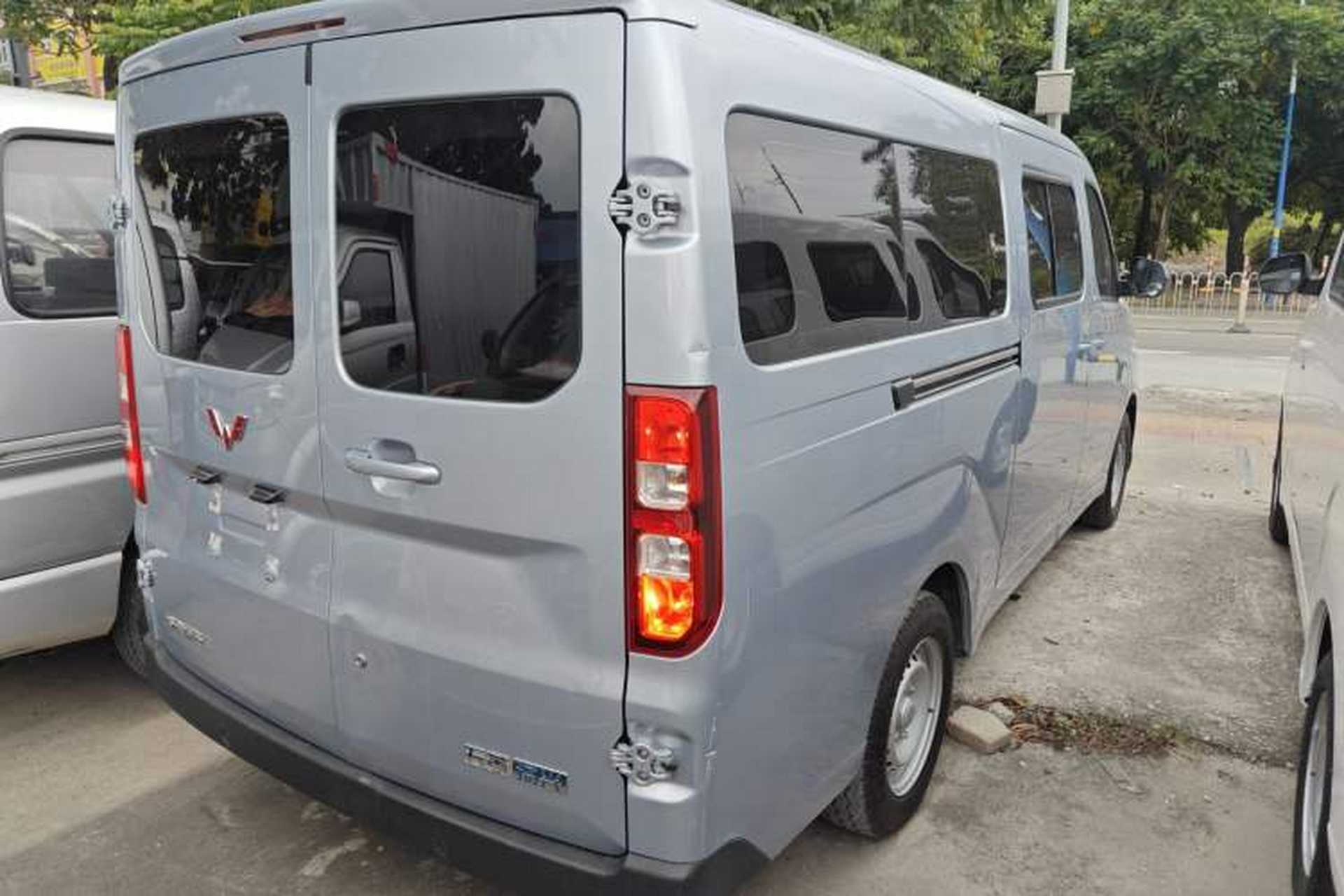 Used Wuling Yangguang 2024 300KM Comfort Version Passenger Van 75kW Exterior 5