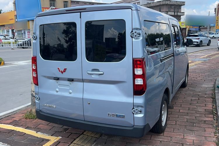 Used Wuling Yangguang 2024 300KM Comfort Version Passenger Van 75kW Exterior 6
