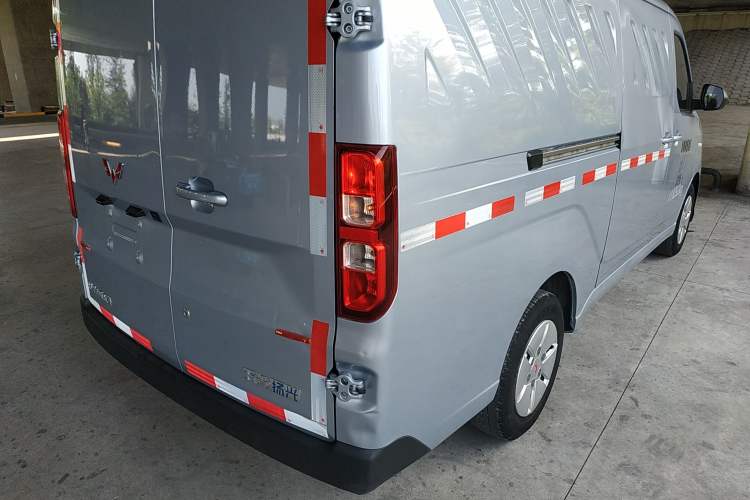 Used Wuling Yangguang 2024 300km Comfort Version with Sealed Windows 60kW Exterior 6