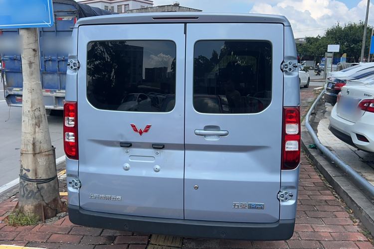 Used Wuling Yangguang 2024 300KM Comfort Version Passenger Van 75kW Exterior 7