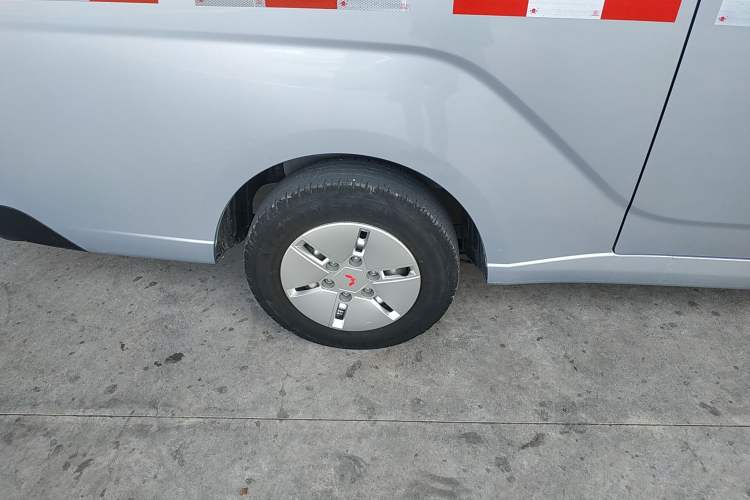 Used Wuling Yangguang 2024 300km Comfort Version with Sealed Windows 60kW Exterior 8