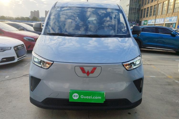 Used Wuling Yangguang 2024 300KM Comfort Version Passenger Van 75kW Front