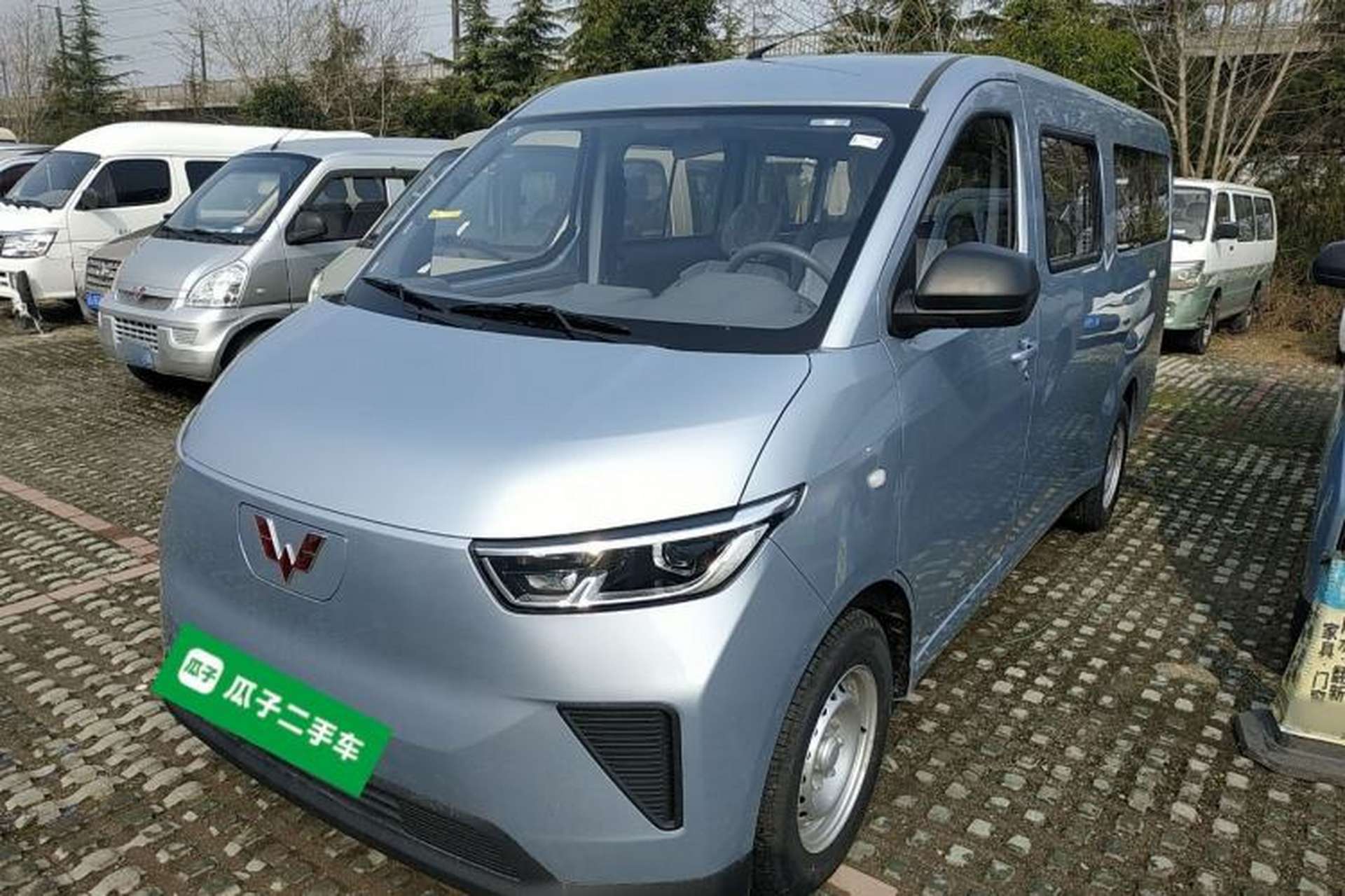 Used Wuling Yangguang 2024 300KM Comfort Version Passenger Van 75kW Front Left 45 Deg