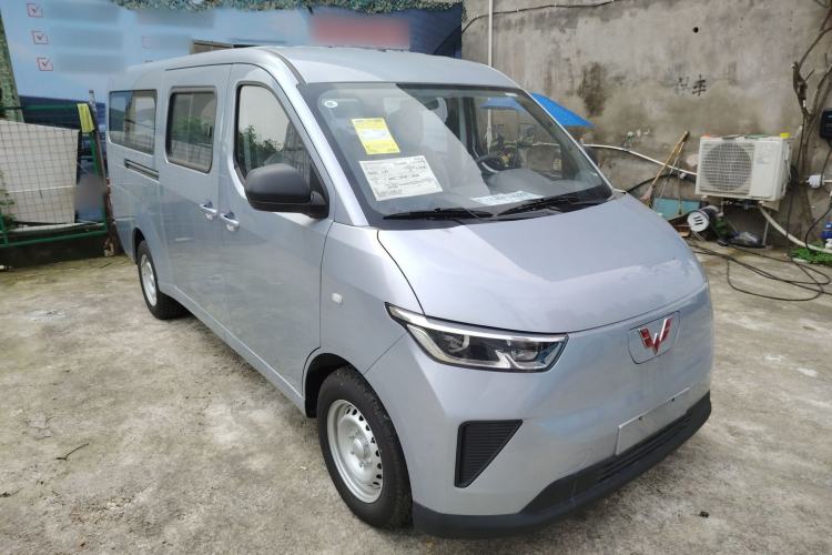 Used Wuling Yangguang 2024 300KM Comfort Version Passenger Van 75kW Front Right 45 Deg
