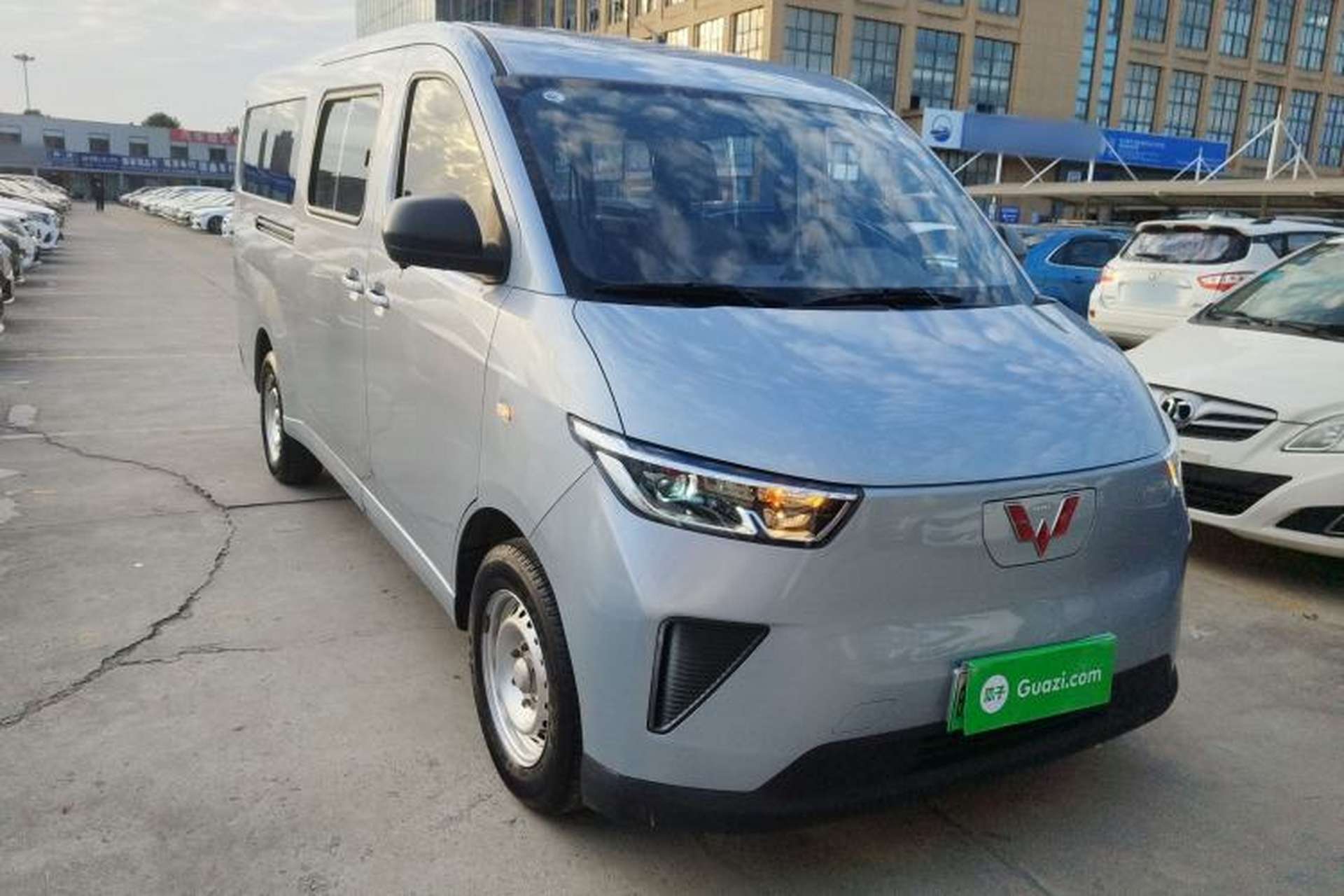 Used Wuling Yangguang 2024 300KM Comfort Version Passenger Van 75kW Front Right 45 Deg