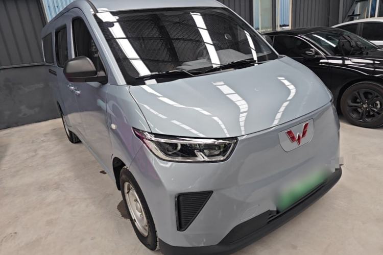 Used Wuling Yangguang 2024 300KM Comfort Version Passenger Van 75kW Front Right 45 Deg