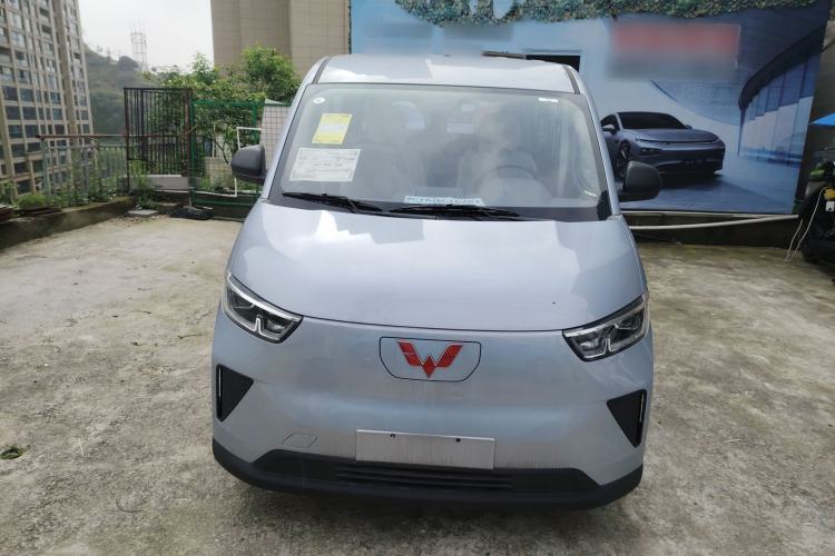 Used Wuling Yangguang 2024 300KM Comfort Version Passenger Van 75kW Front