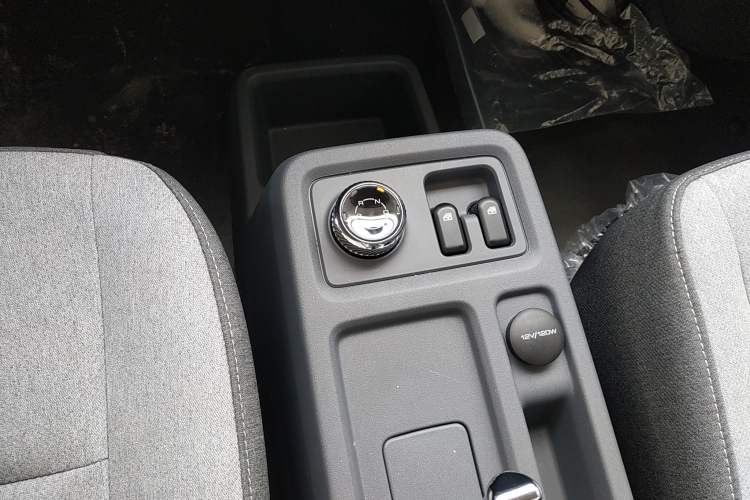 Used Wuling Yangguang 2024 300KM Comfort Version Passenger Van 75kW Gear Lever