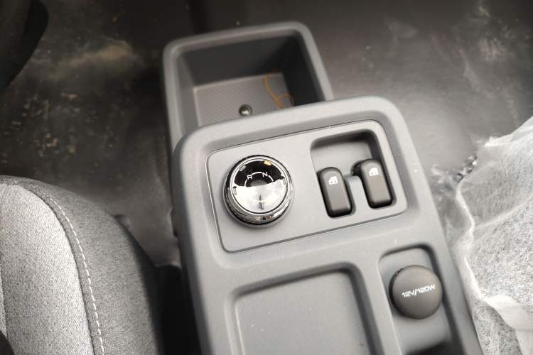 Used Wuling Yangguang 2024 300KM Comfort Version Passenger Van 75kW Gear Lever