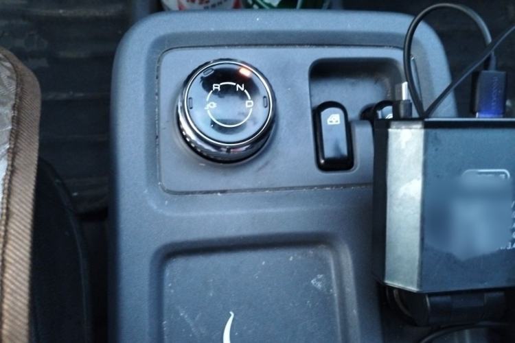 Used Wuling Yangguang 2024 300KM Comfort Version Passenger Van 75kW Gear Lever