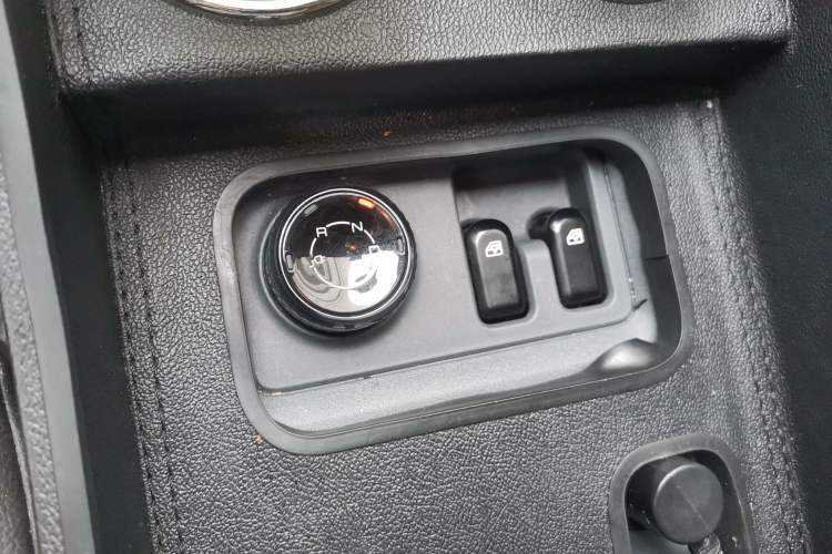 Used Wuling Yangguang 2024 300km Comfort Version with Sealed Windows 60kW Gear Lever
