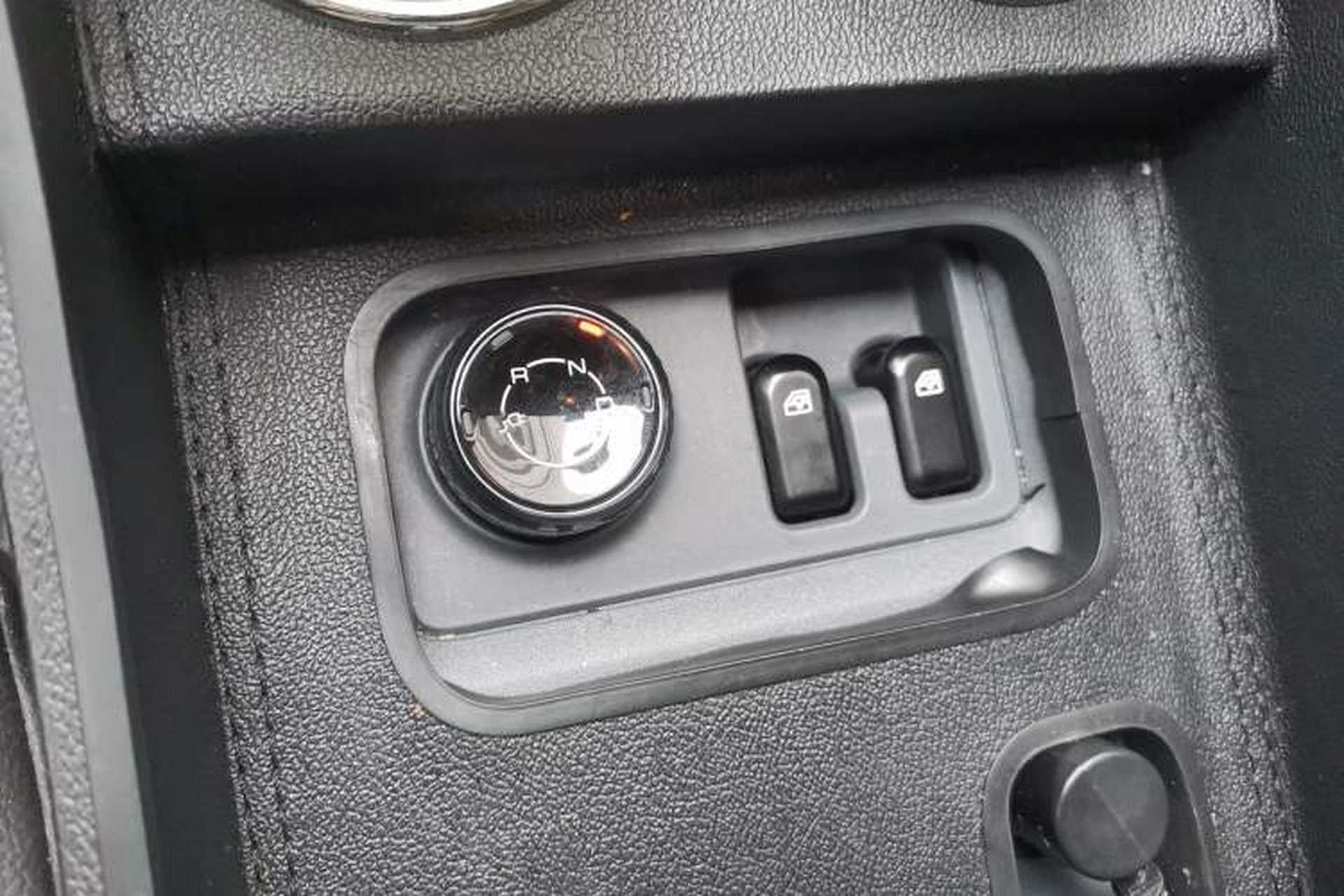 Used Wuling Yangguang 2024 300km Comfort Version with Sealed Windows 60kW Gear Lever