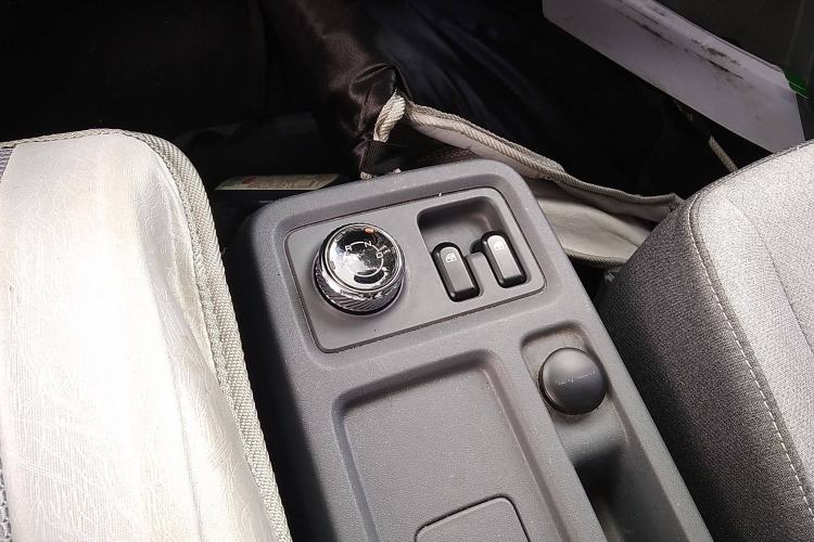 Used Wuling Yangguang 2024 300KM Comfort Version Passenger Van 75kW Gear Lever