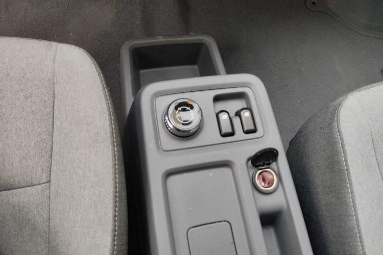 Used Wuling Yangguang 2024 300km Comfort Version with Sealed Windows 75kW Gear Lever