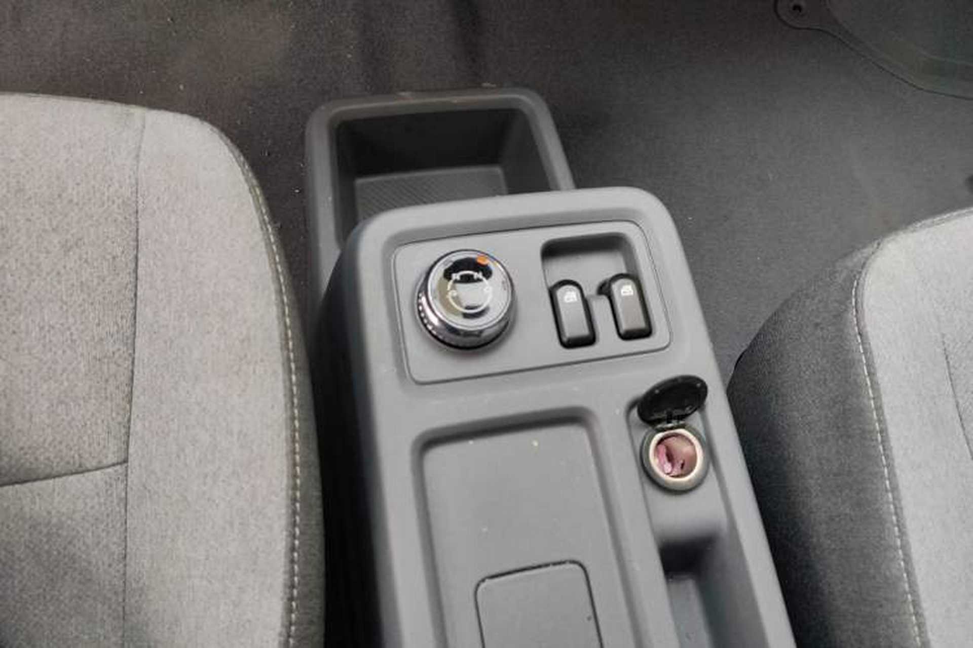 Used Wuling Yangguang 2024 300km Comfort Version with Sealed Windows 75kW Gear Lever